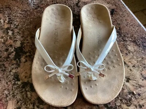 Sandalia Vionic de charol blanca con lazo Bella II chanclas para mujer talla 8 usada en excelente estado - Imagen 1 de 6