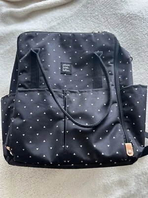 Mochila bolsa de pañales con parte inferior de pepinillo Petunia negra a lunares impermeable Foto 1 de 4