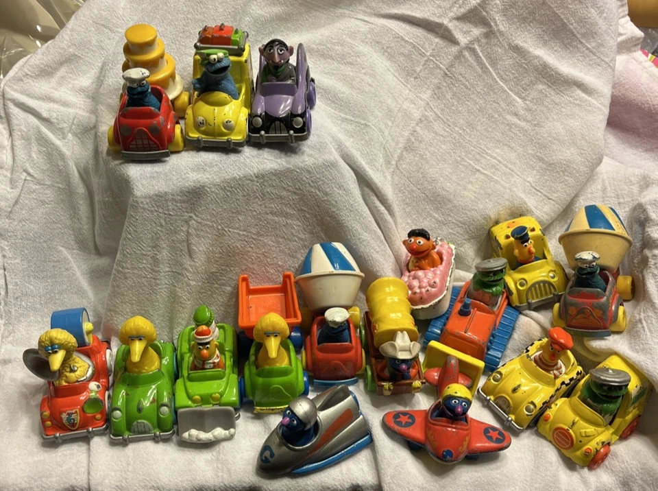 Lote de 17 vehículos fundidos a presión vintage de Plaza Sésamo años 80 con personajes Playskool Foto 1 de 4