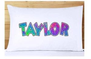 BUNTER NAMEN KISSENBEZUG Personalisiert 6 Designs Super Weich Bettwäsche Geschenk Pastell - Bild 1 von 14