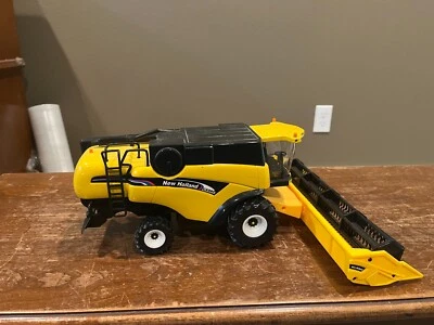 Ertl Britains New Holland 1/32 Scale CX880 Combine 0493ss - Image 1 of 4