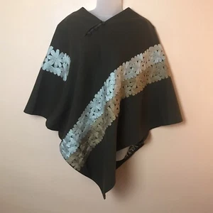 Poncho Gogo Folklore Olga Fisch Marrón Crema Floral Bordado Lana Mujer OS - Imagen 1 de 7