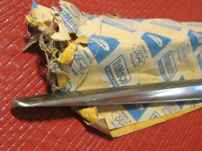 Moldura de quarto superior direita Ford Victoria 1958 NOS, B8A-6428046-B - Imagem 1 de 4