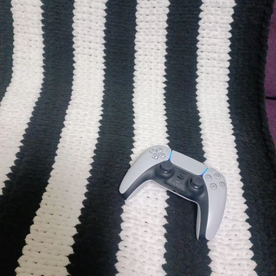 Handmade Black & White Plush Gamer Blanket – 80x100 cm – Cozy Lap Throw Knit - Image 1 of 4