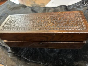 Antike Wheeler & Wilson Nähmaschine geschnitzte Holzkiste mit diversen Aufsätzen - Bild 1 von 13