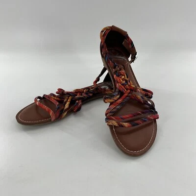 Sandalia Fergalicious T Tirantes Mujer 11 M Rayas Planas Gladiador Hebilla Trenzada Foto 1 de 4