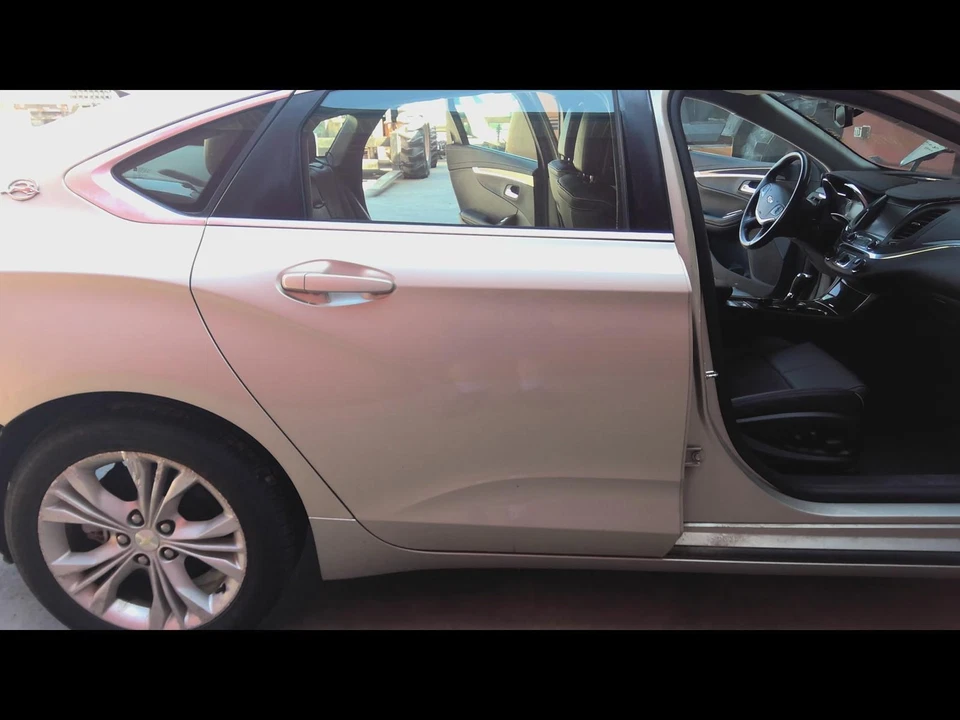 Used Rear Right Door Assembly Rear Side fits: 2014 Chevrolet Impala LS R. Rear R - Imagem 1 de 4