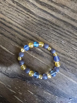 Brazalete de cuentas de piedra lunar cambiante de color naranja y negro que brilla en la oscuridad  Foto 1 de 2