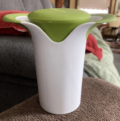 Cortadora/hierba decapado de verduras Microplane Veggie Wedgie de mano blanca/verde Foto 1 de 4