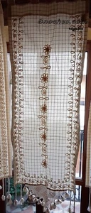 CORTINA 145 X 60 cmts. CON FLORES Y FILIGRANA COSIDAS Y PICO DE GANCHILLO. - Imagen 1 de 7