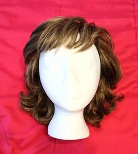 TLC hellbraun blonde gewellte Nora Style Perücke mit 10" Styroporkopf - Bild 1 von 10