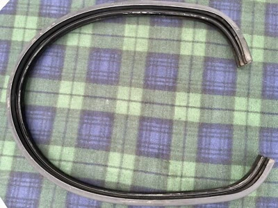 梅赛德斯-奔驰 C123 300CD 后保险杠橡胶插入件 — 第 1/4 张图片