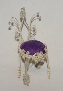¡COJÍN PIN ÚNICO Vintage Hecho a Mano Arte Metal Púrpura/Blanco en Forma de Silla!¡! - Imagen 1 de 4