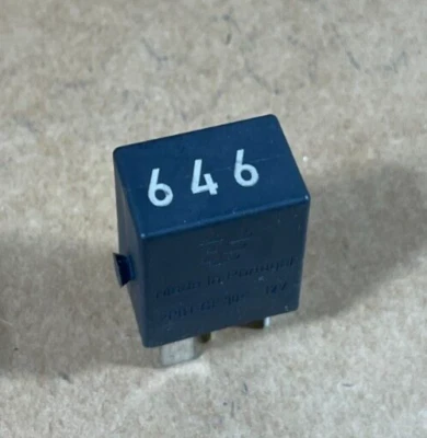 VOLKSWAGEN TIGUAN T5 2009-2013 CAJA DE FUSIBLES UNIDAD DE RELÉ DE POTENCIA 4H0951253C OEM. Foto 1 de 4