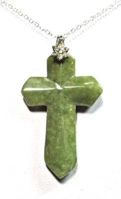 Collar de 18" con colgante de cruz gris tallada en tono plata - nuevo sin etiquetas (#3043) Foto 1 de 4