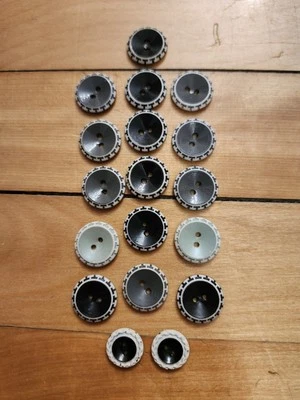 Lot Of 18 Bakelite Frilly Two Tone Buttons. - Image 1 of 3