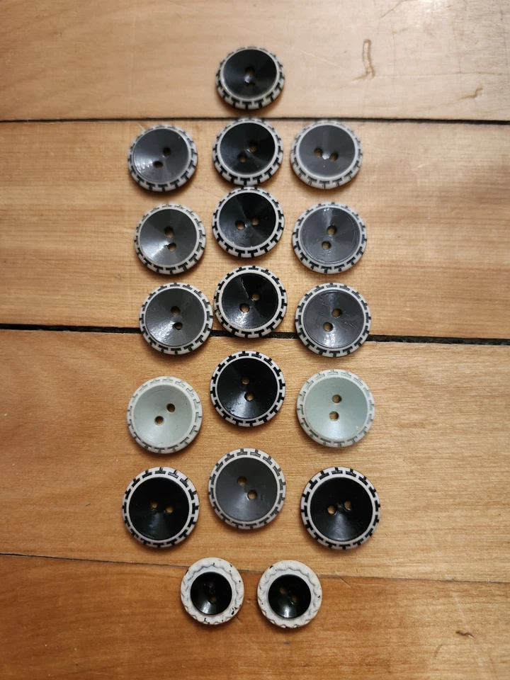 Lot Of 18 Bakelite Frilly Two Tone Buttons. - Image 1 of 3