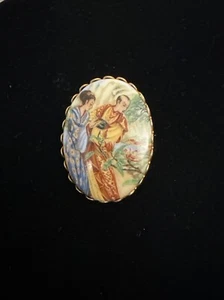 GOLDTONE CAMEO OVAL PIN BROOCH WITH A SCENIC PORCELAIN CENTER ASIAN COUPLE - Picture 1 of 7