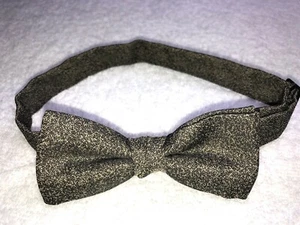 MENS ADJUSTABLE BOW TIE GOLD TONE NWOT - Picture 1 of 4