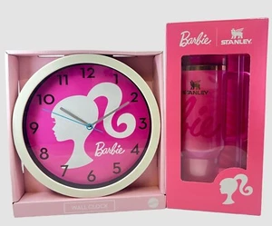 (Paquete de 2) Barbie x Stanley ICON Vaso 40 OZ Apagador y Barbie Reloj de Pared Mattel - Imagen 1 de 8