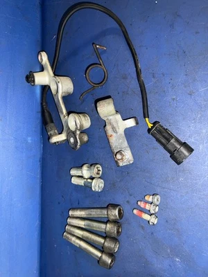 2008-2013 Ducati 848 1098 1198 Pinza de freno Tornillos Soporte de montaje Muelle Foto 1 de 3