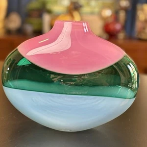 Vaso vetro vintage stile Memphis studio arte rosa verde blu firmato postmoderno 11" - Foto 1 di 11