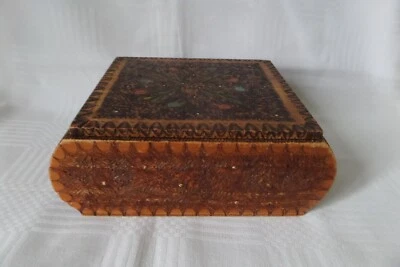 Boite vintage en bois décor par pyrogravure - Photo 1/4