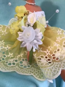 GORGEOUS WHITE & YELLOW BOUQUET W/ PEARLS FOR YOUR DOLL  W/ WRAPPED STEM - Picture 1 of 3