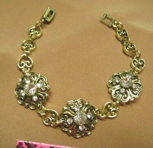 NWT- BETSEY JOHNSON FLOWER/HEART CRYSTAL 7" LENTH BRACELET. USA SELLER - Picture 1 of 5