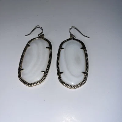 Pendientes colgantes de oro Kendra Scott Elle en perla blanca. Foto 1 de 4