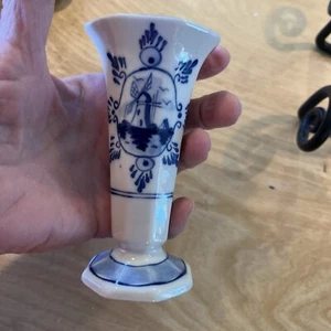 Jarrón de cerámica azul y blanco Royal Delft pintado a mano en Corea - Imagen 1 de 5