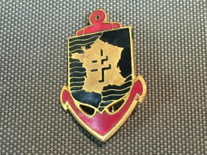 Ancienne broche insigne pucelle militaire CEFEO FRANCE émaillé croix de lorraine - Picture 1 of 2