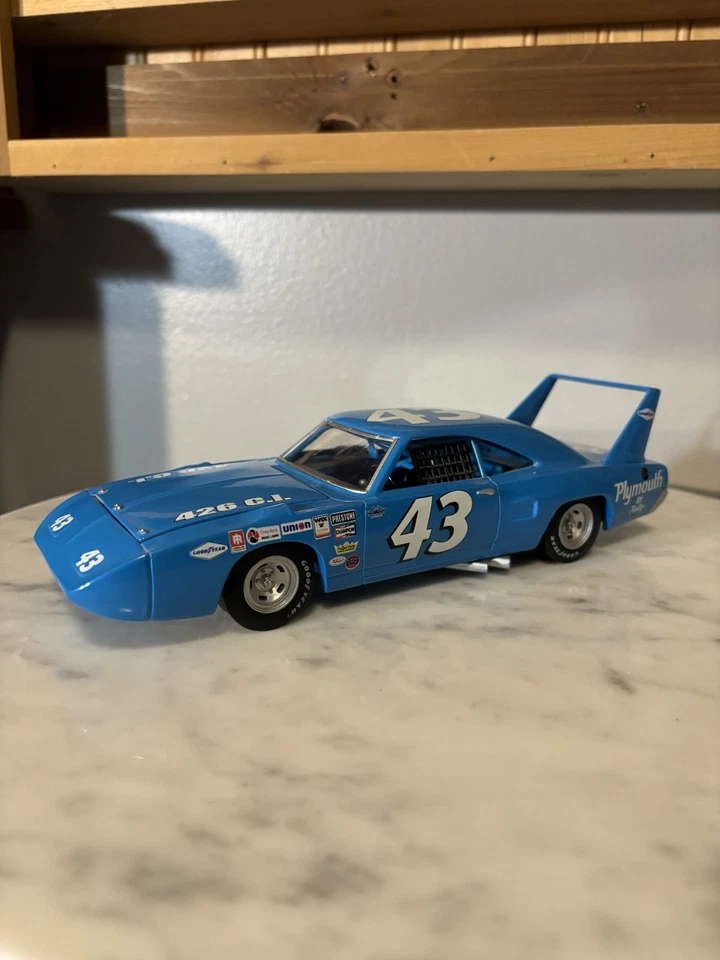 Coche diecast Plymouth Superbird 1999 Racing Champions Richard Petty '70 1:24 Foto 1 de 4