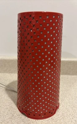 "Lámpara de mesa IKEA roja perforada pantalla de metal 9"" de alto luz de acento escandinavo" Foto 1 de 4