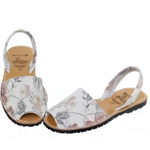 Women's leather sandals. Typical Avarca Menorca sandals. Flat summer sandals