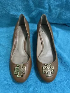Tory Burch Leather Wedge Heels Women 7M LIGHT BROWN Gold Logo - Picture 1 of 10