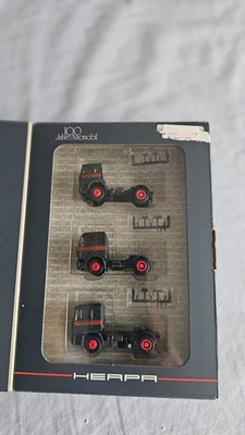 Herpa Trattore Camion 1/87 100 Jahre Automobil iveco volvo man - Immagine 1 di 3