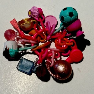 LOL Sorpresa Dije L. O. L. Pulsera Clip En Grande 16 Piezas Lote Copa de Pelo Fútbol - Imagen 1 de 16