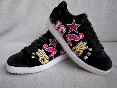 Zapatos de alta costura negros, de terciopelo, jugosos, con insignia roja dorada blanca, EU 38 EN MUY BUENA CONDICIÓN peculiares  Foto 1 de 4