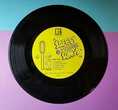 RARE VINTAGE 1950's RECORD 45 RPM SAFTEY THROUGH SONGS SEAT BELT - WATER - BIKE Foto 1 de 2