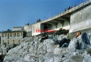 PHOTO 1976 PLYMOUTH BY TINSIDE PEOPLE CATCHING SOME SUN ON THE ROCKS NEAR TINSI - Picture 1 of 1