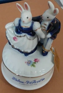 1987 Sekiguchi Blue Velvet Bunny Rabbit Dancers Caja de Música Hecha en Japón  - Imagen 1 de 10