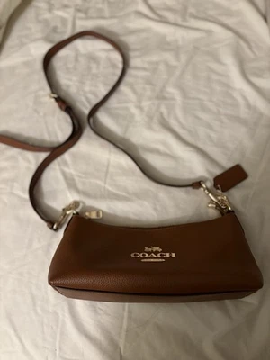 Bolsa de ombro Coach CP097 Charlotte couro seixo refinado 🤎 - Imagem 1 de 4