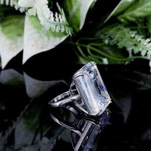 Llamativo anillo solitario de diamantes de laboratorio de corte esmeralda inspirado en celebridades de 100 quilates - Imagen 1 de 4