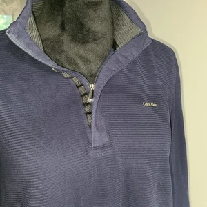 CALVIN KLEIN QUARTER ZIP PULLOVER MAGLIONE CADETTO NAVY LARGE NUOVO SENZA ETICHETTE - Foto 1 di 9