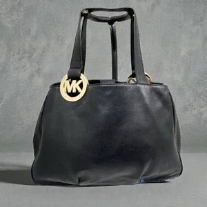 Bolso Michael Kors negro con detalles dorados - Imagen 1 de 11