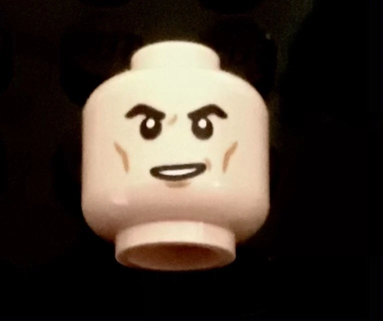 LEGO 1 Cabeza de Minifigura de Carne de Turrón Claro,, Barba Gris, Cejas Tupidas, Líneas de Fruncido Foto 1 de 1