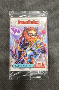 2023 Topps International Trading Card Day Spazzatura Secchio Bambini Confezione Sigillata Batty - Foto 1 di 1