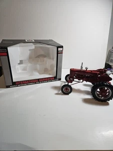 1/16 International Harvester Farmall 300 HIgh-Clear Gas Tractor SpecCast - Picture 1 of 17