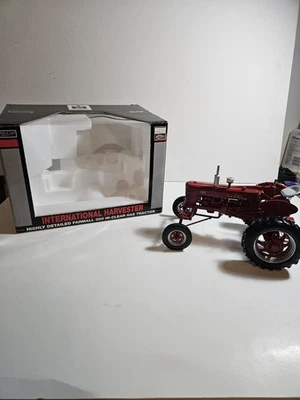 1/16 International Harvester Farmall 300 HIgh-Clear Gas Tractor SpecCast - Image 1 of 4